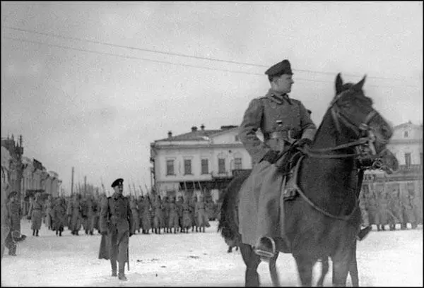 Вступление белых войск в Екатеринбург Вечером Колчак прощался с супругами - фото 111