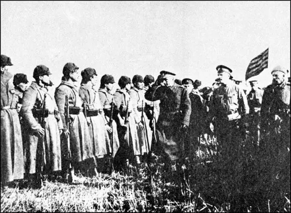 А В Колчак обходит строй своих бойцов Осень 1919 г Верховный правитель - фото 117