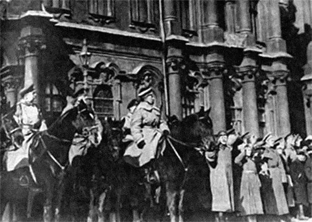 Л Г Корнилов командующий войсками Петроградского военного округа Став - фото 24