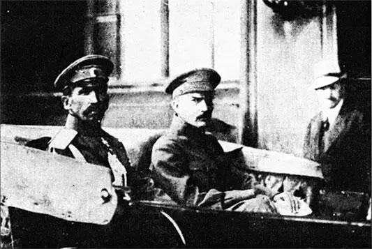 Л Г Корнилов и Б В Савинков Брусилов терпеливо выслушал Савинкова - фото 34