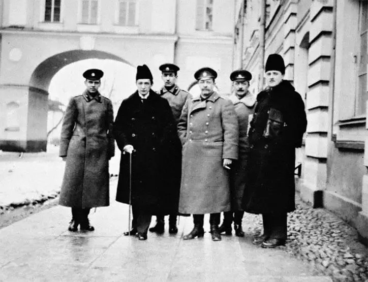 А Ф Керенский и Л Г Корнилов Из архивных документов следует что 23 - фото 43