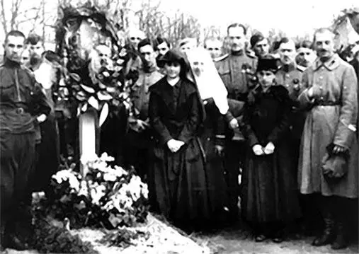 У могилы Л Г Корнилова После гибели Л Г Корнилова в командование - фото 79