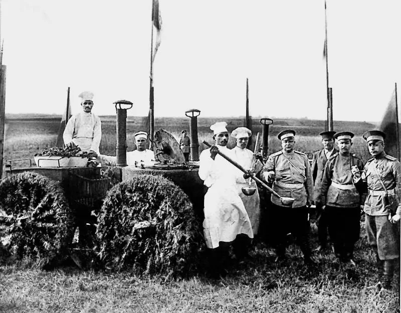 Красносельские маневры Дежурный офицер пробует пищу С декабря 1908 г и до - фото 28
