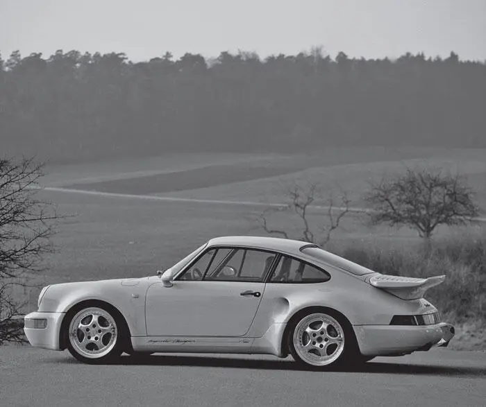 Инженеры Porsche изначально планировали моторный отсек 911й с запасом чтобы - фото 123