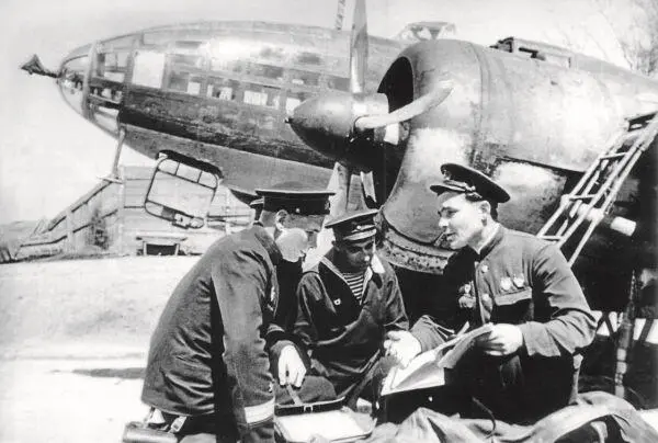 Экипаж Ил4Т обсуждает боевое задание На 29 мая 1945 года в авиации ВМФ - фото 22