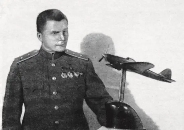 СВ Ильюшин с моделью одноместного штурмовика Ил2 Переднюю часть машины - фото 35