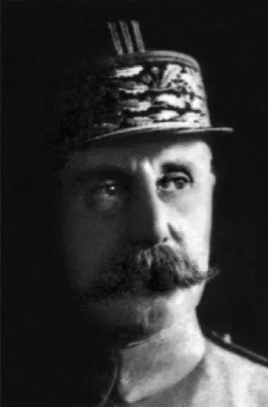 Маршал Франции Филипп Петэн первый полковой командир де Голля 1920е годы Де - фото 7