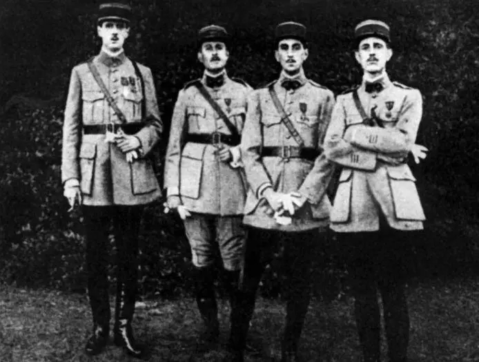 Братья де Голль вернувшиеся с войны Слева направо Шарль Ксавье Пьер и Жак - фото 11