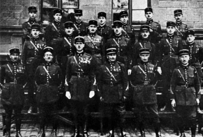 Де Голль командир 19го егерского полка в первом ряду третий слева среди - фото 14