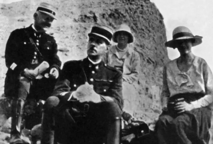 Де Голль с женой на первом плане в Ливане 1930 год Эмиль Мейер Де Голль - фото 15