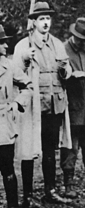 Де Голль после охоты в Сетфонтэн в 1932 году Люсьен Нашен Де Голль с дочерьми - фото 17