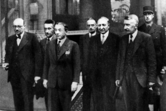 Члены правительства Франции Третий слева председатель кабинета Поль Рейно - фото 22