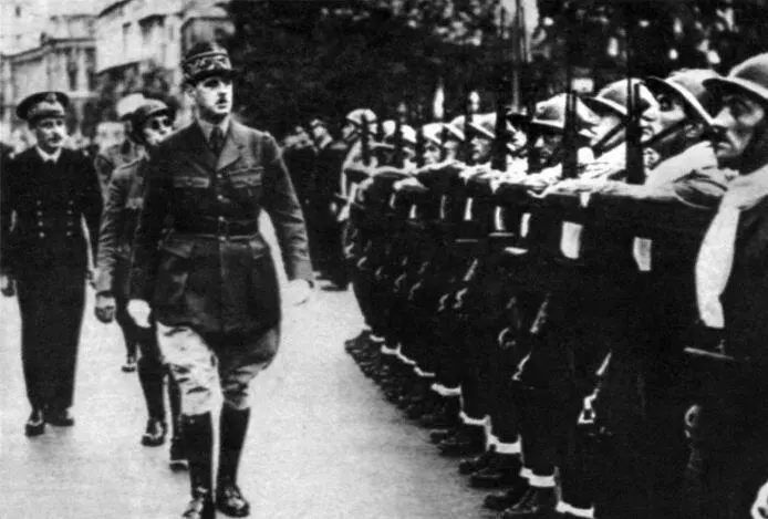 Де Голль инспектирует первые войсковые части свободных французов 1940 год - фото 26