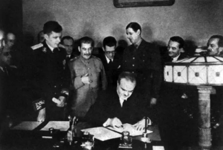Подписание Советскофранцузского договора о взаимной помощи Стоят в центре - фото 36