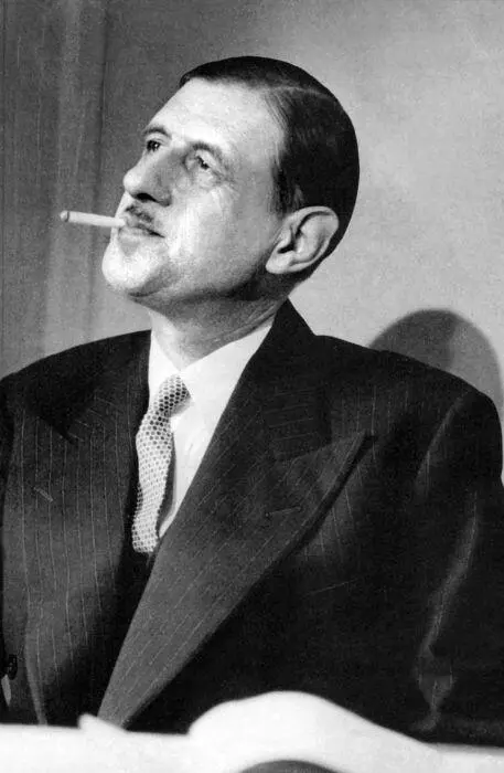 После отставки 1946 года Де Голль за работой в ставке РПФ на улице Сольферино - фото 42