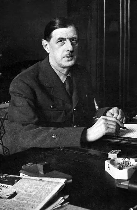 Де Голль за работой в ставке РПФ на улице Сольферино Конец 1940х годов С - фото 43