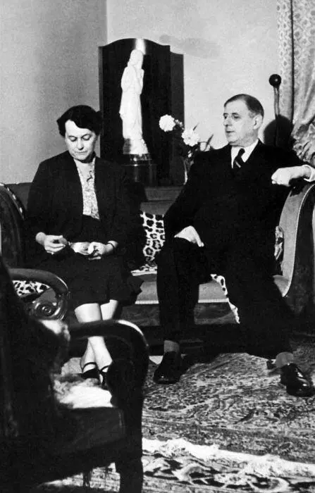 С женой в Коломбэ Середина 1950х годов Де Голль в окружении активистов РПФ - фото 44