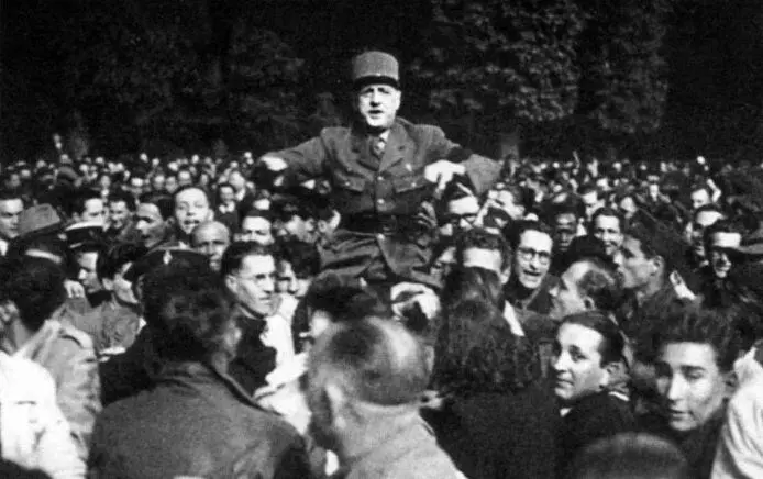 Де Голль в окружении активистов РПФ Начало 1950х годов Де Голль среди - фото 45
