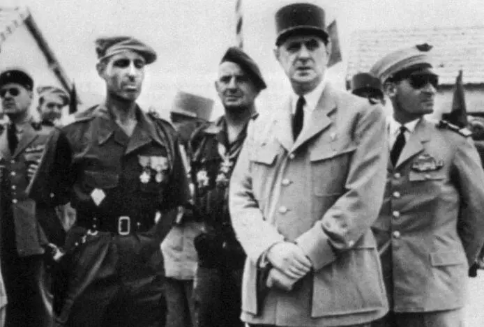 Де Голль среди французских военных в Алжире Июнь 1958 года Де Голль в - фото 46