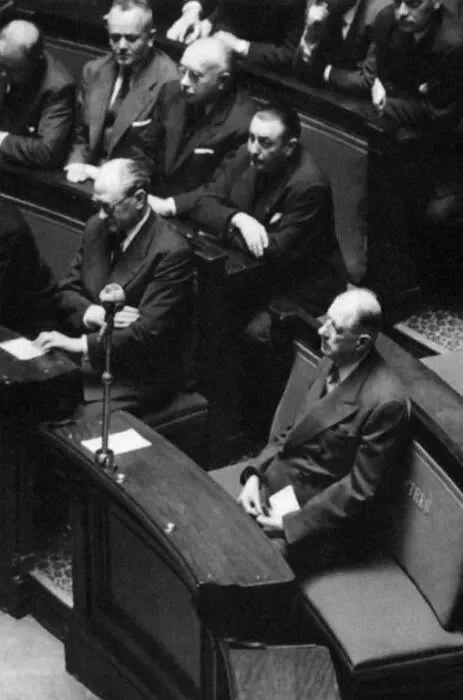Де Голль в Национальном собрании 1 июня 1958 года Шарль де Голль первый - фото 47