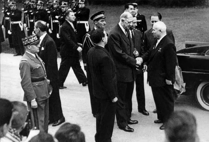 С Никитой Хрущевым в Париже Март 1960 года С королевой Великобритании - фото 56