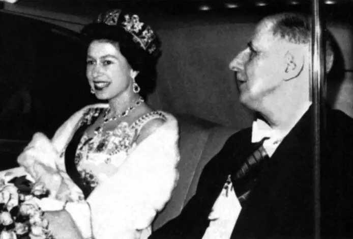 С королевой Великобритании Елизаветой II Лондон апрель 1960 года С канцлером - фото 57