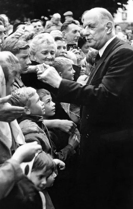 В кругу французов Париж в мае 1968 года Майская баррикада - фото 65
