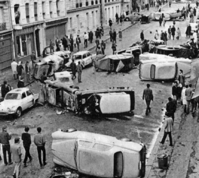 Париж в мае 1968 года Майская баррикада Де Голль в мае 1968 года - фото 66