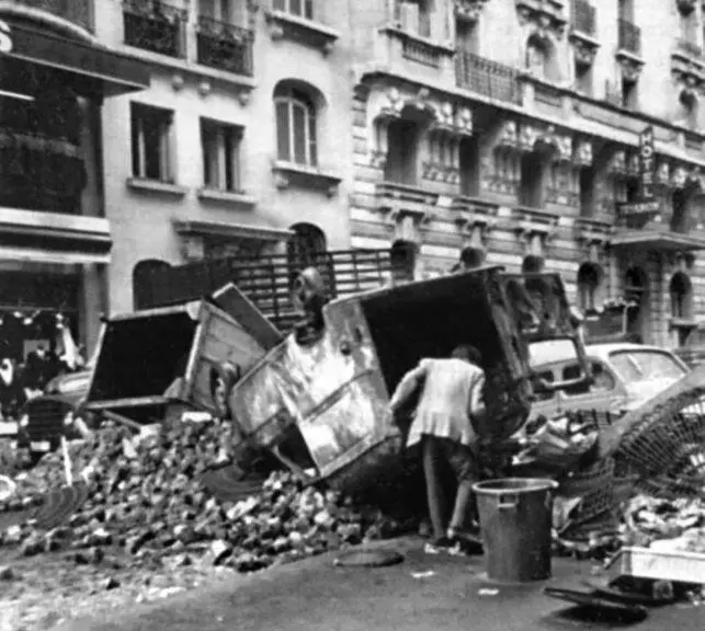 Майская баррикада Де Голль в мае 1968 года После отставки Де Голль в - фото 67