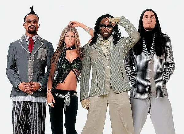 The Black Eyed Peas Вторая слева вокалистка Ферджи Англоеврейская певица - фото 54