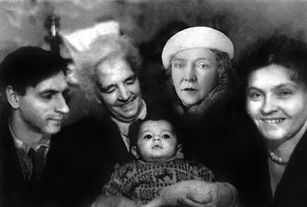 Папа Женя бабушка Саша бабушка Липа Томочка и очень маленький я 1950 г - фото 13