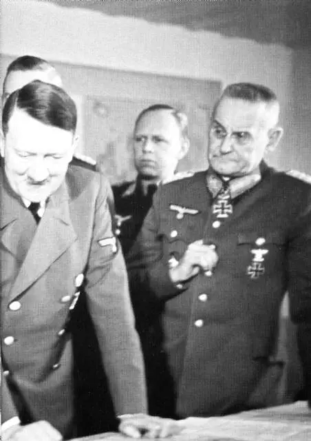 Гитлер и генералоберст Франц Гальдер 22 августа Гальдер записал в дневнике - фото 2
