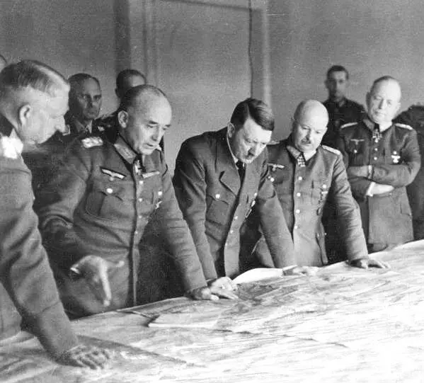 Очередное обсуждение обстановки на Восточном фронте март 1943 г Слева - фото 3