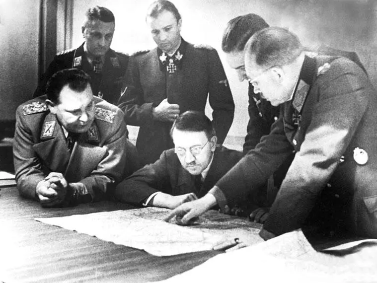 Обсуждение плана наступления в Арденнах октябрь 1944 г Слева направо - фото 4