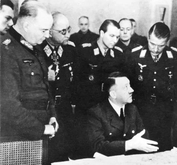 Гитлер на совещании в штабе группы армий Висла 03031945 г Слева - фото 5