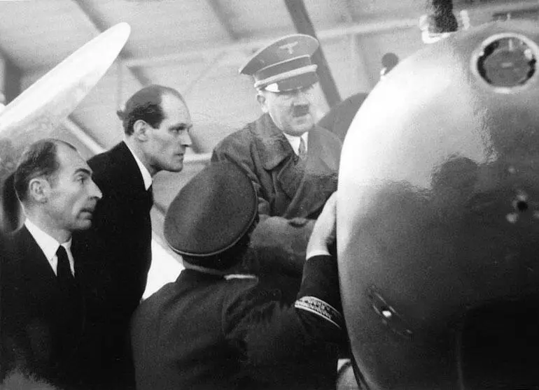 Гитлер во время посещения авиазавода в Аугсбурге 1938 г Слева от него - фото 11