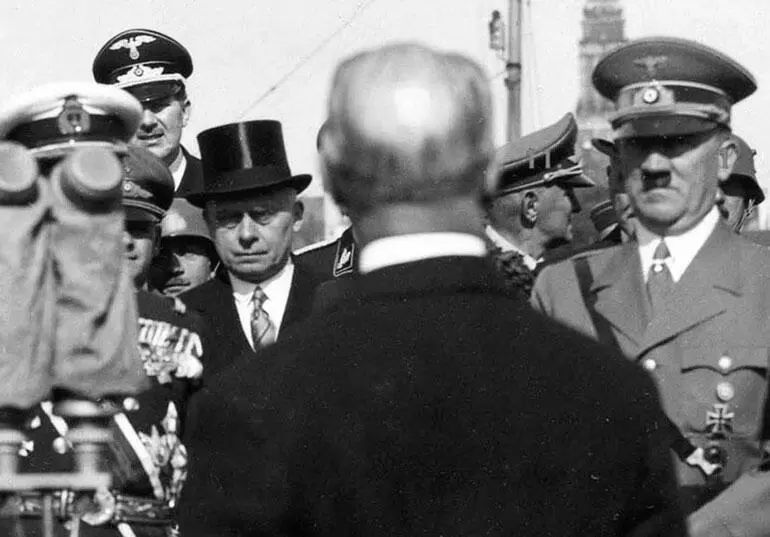 Гитлер на церемонии спуска на воду тяжелого крейсера Принц Евгений 22 - фото 18