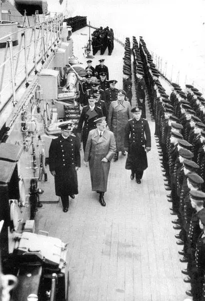 Фюрер во время визита на линкор Бисмарк 5 мая 1941 г Справа командир - фото 22