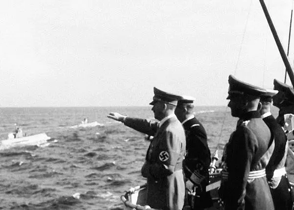 Гитлер принимает парад подводного флота Аналогичным образом в начале 1942 г - фото 23