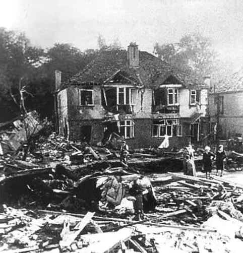 Дома на Стэвелейроад разрушенные 8 сентября 1944 г после первого падения V2 - фото 49