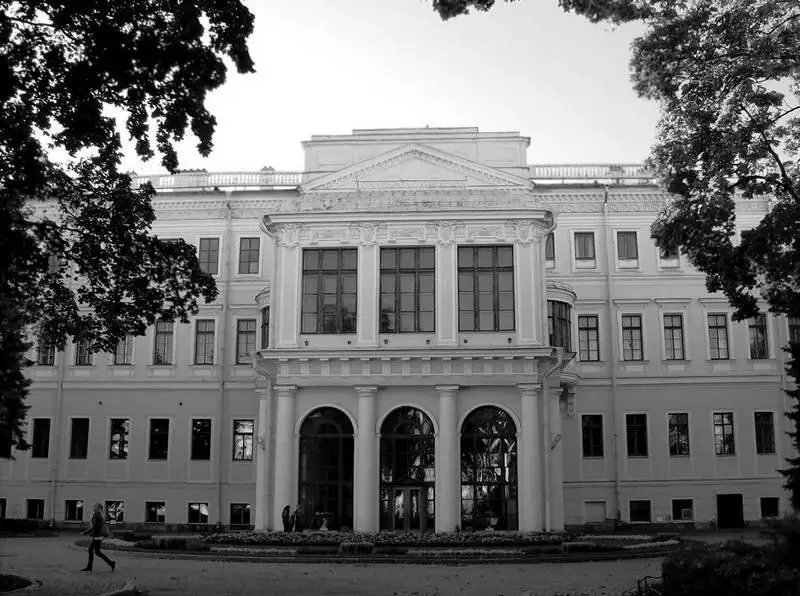 В окнах Аничкова дворца часто видели призрак Белой дамы Александр III выбрал - фото 31