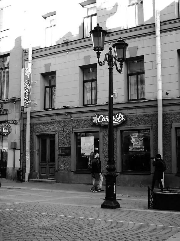 Эта дверь когдато вела в сырную лавку откуда готовился подкоп под Малую - фото 60