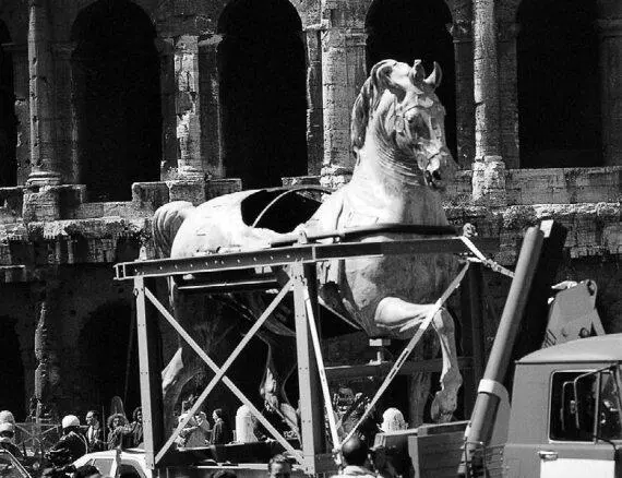 Апрель 1990 года Возвращение статуи Марка Аврелия на Капитолий из лаборатории - фото 124