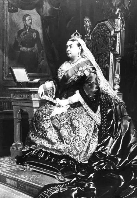 Королева Виктория 1882 г На стене портрет принца Альберта работы Ф - фото 21