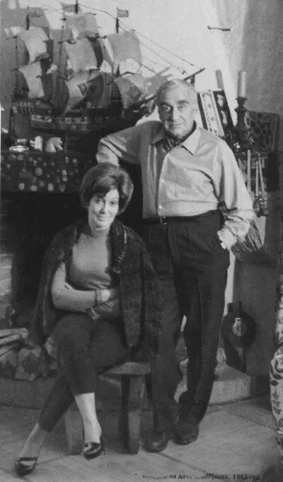 Орлова и Александров в каминной комнате на своей даче 1963 г Никто из звезд - фото 51