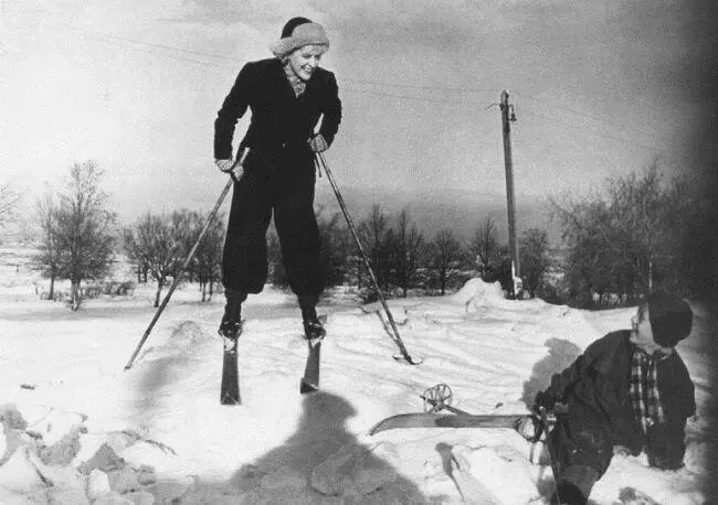 Ладынина на прогулке с сыном Андреем 1948 г После этого фильма пара Пырьев - фото 56