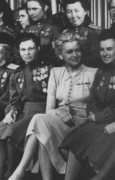 Валентина Серова во время войны среди летчиц авиаполка Марины Расковой Свадьба - фото 72