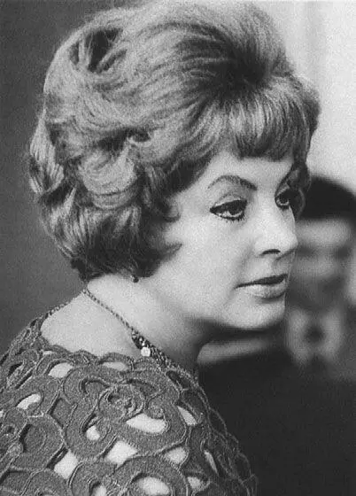 Алла Дмитриевна очень тяжело пережила его смерть без мужа она оказалась - фото 91