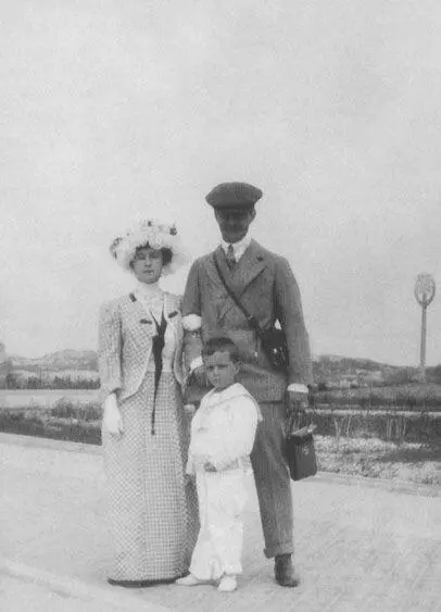 С Великим князем Андреем Владимировичем и сыном в Бельгии 1907 г Контакт с - фото 98