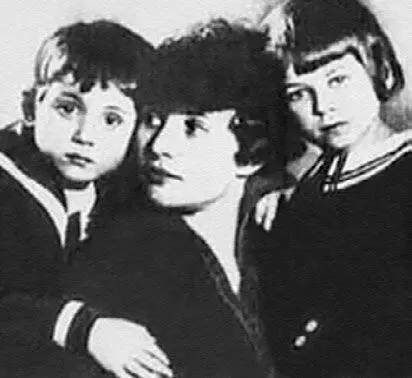 Зинаида Райх с детьми А в декабре 1925 года стало известно что Есенин - фото 155